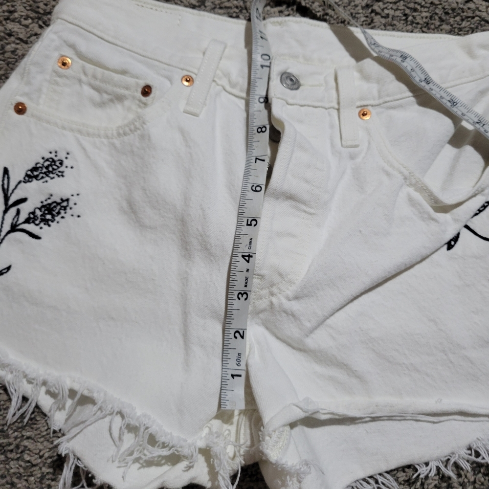 Levis 501 white embroidered jean short - Picture 6 of 6